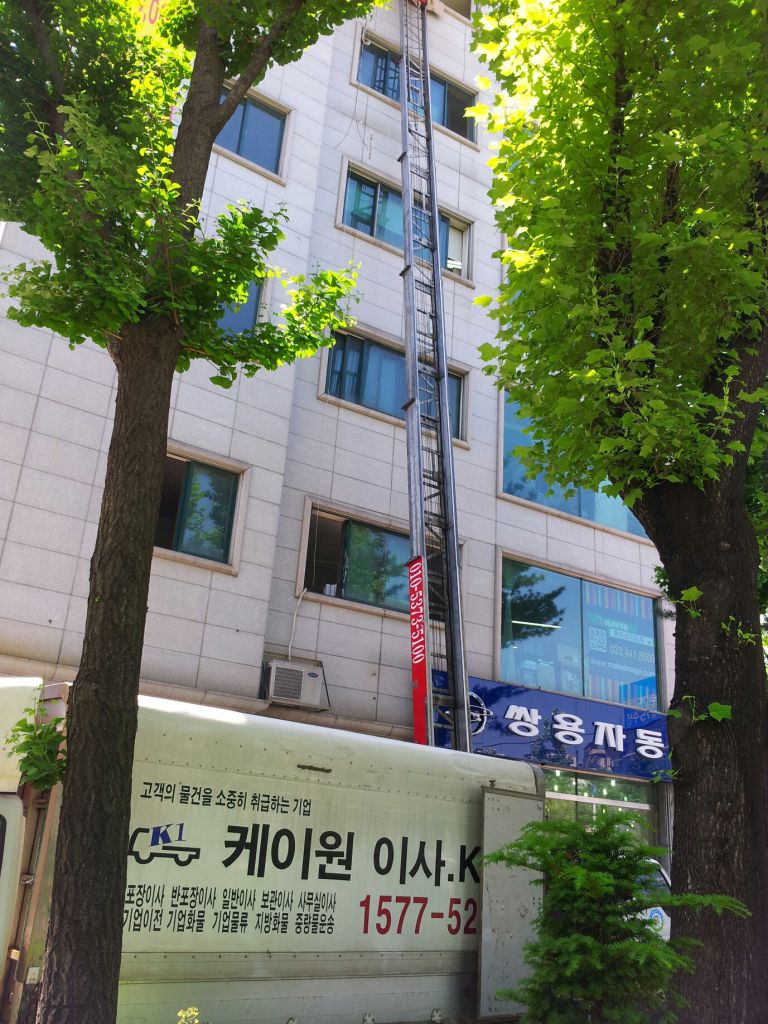 남동구 구월동이사센타 인천익스프레스 인천포장이사 남동구 구월동관내 8톤 사무실이사 사진입니다. 출발지 3층 도착지 5층